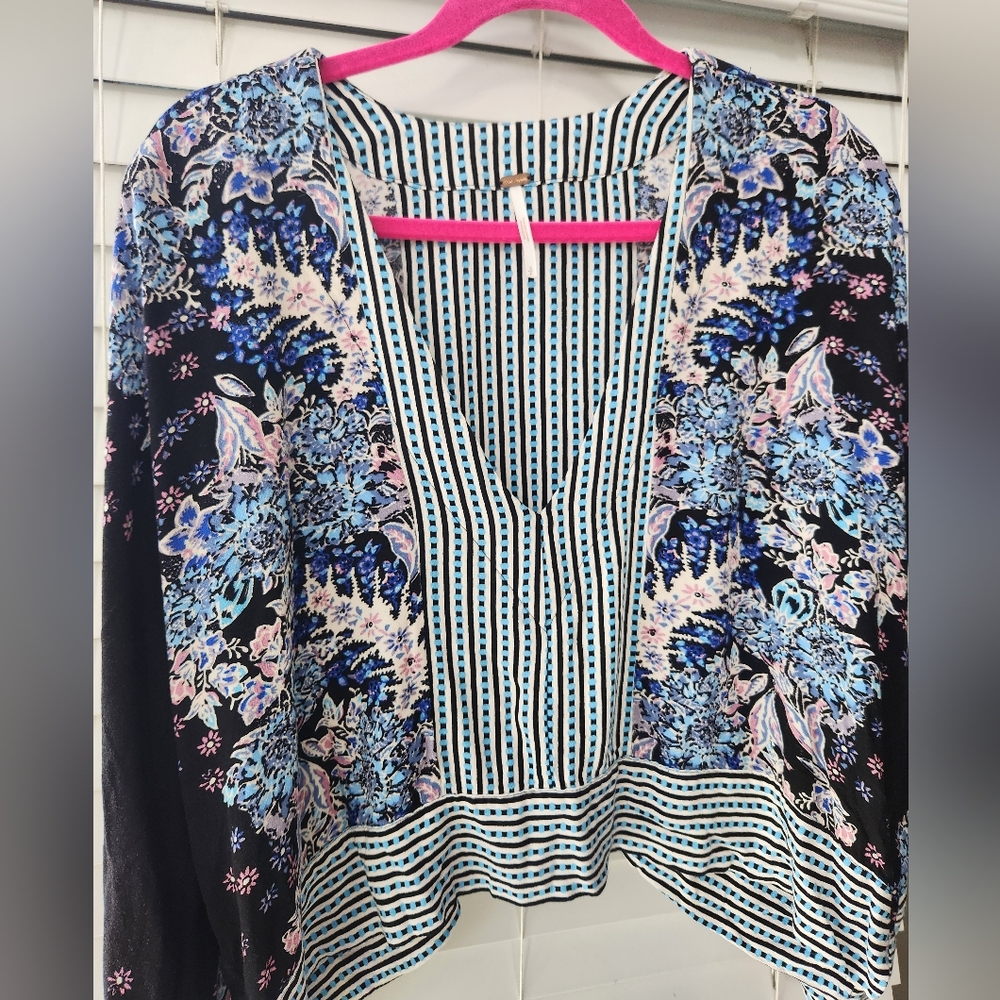 Free People Mix N Match Boho Black Floral V Neck Kimono Style Top Size Small - Picture 11 of 15